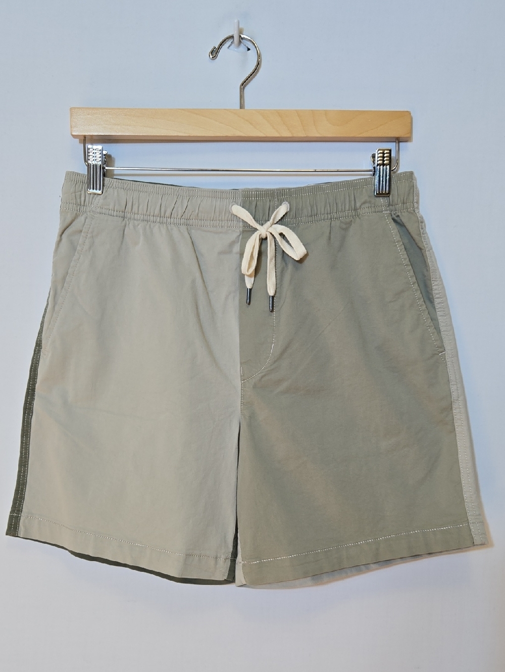 American Eagle 7" Lived‎ In Trekker Shorts Mens Size Small Colorblock